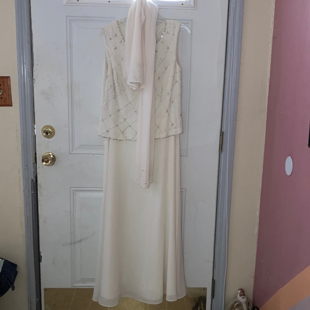 A off white dress. Size 8 in woman’s.